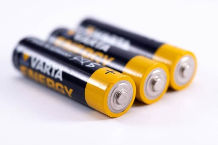 Can You Use Non-Rechargeable Batteries In Solar Lights?